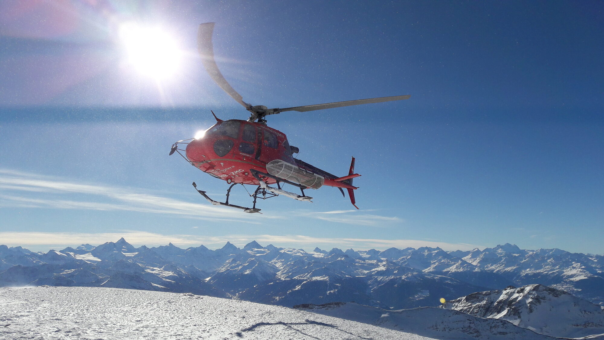 Helikopter über einer verschneiten Berglandschaft