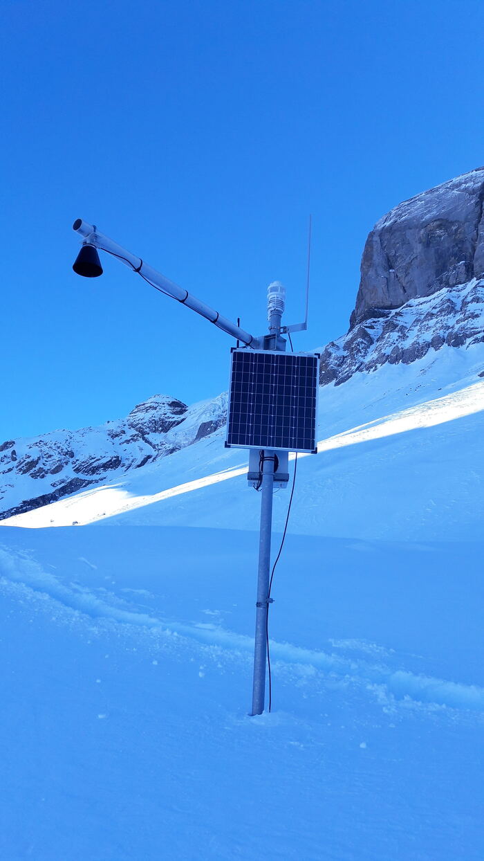 Klimastation im Detail: Becher-Anemometer, Strahlungs­schutz für Temperatur- und Feuchte­fühler, autarke Solar­versorgung.