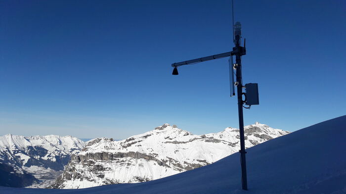 Klimastation auf einem Alpen-Gipfel: Solarmodul, Sonik-Anemometer, Modem-Box, solar­autark im Hochgebirge.