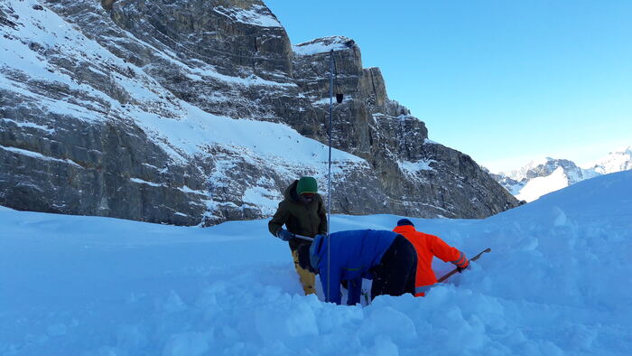 Wartungseinsatz im Tiefschnee: Mess­stelle wird unter der Schneedecke freigelegt.