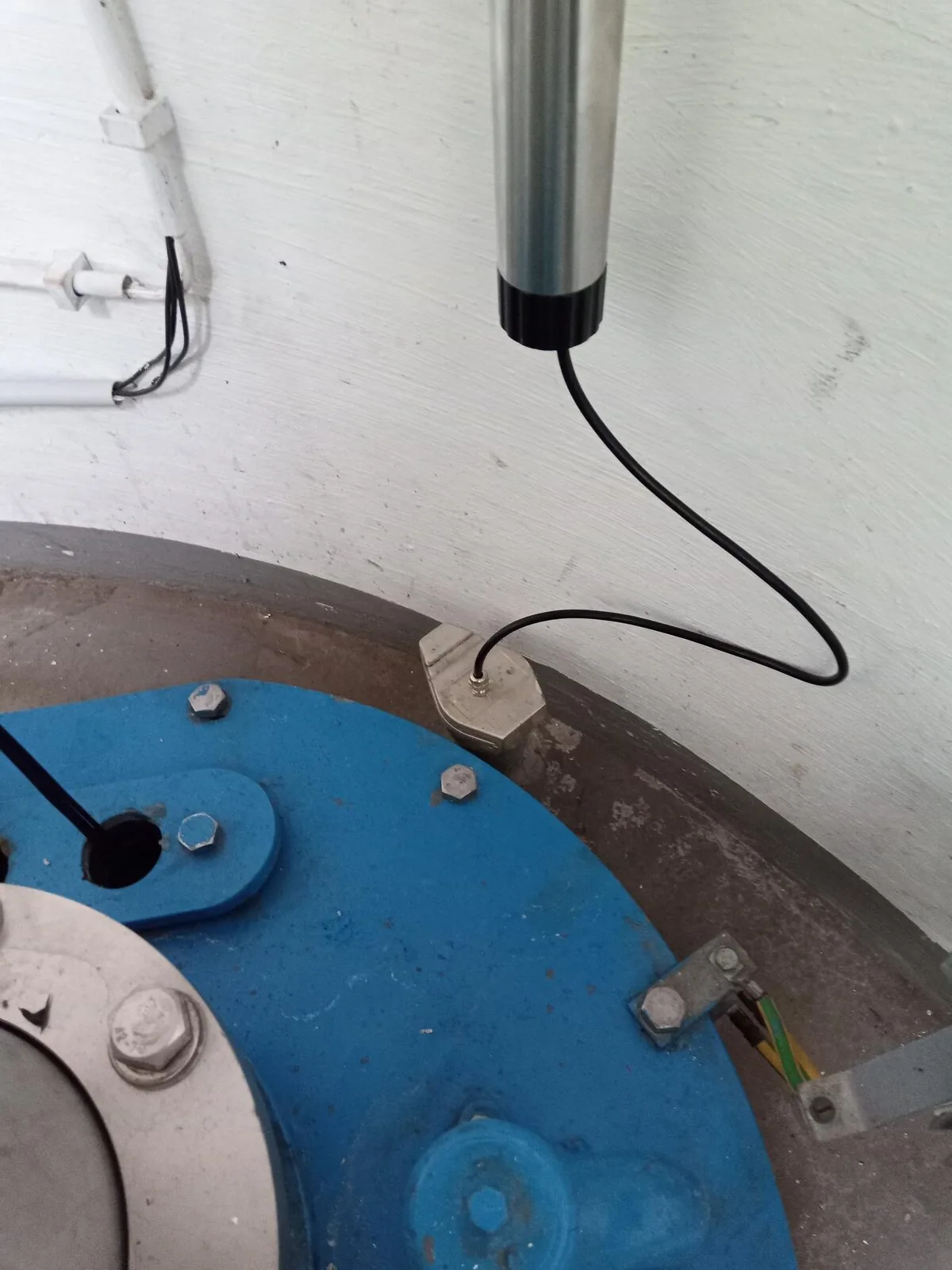 Datalogger en sensorkabel bij een broninstallatie.