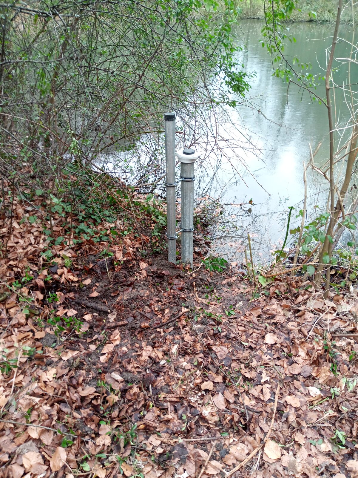 Pegelmessstation am Stadtsee mit Holzsteg