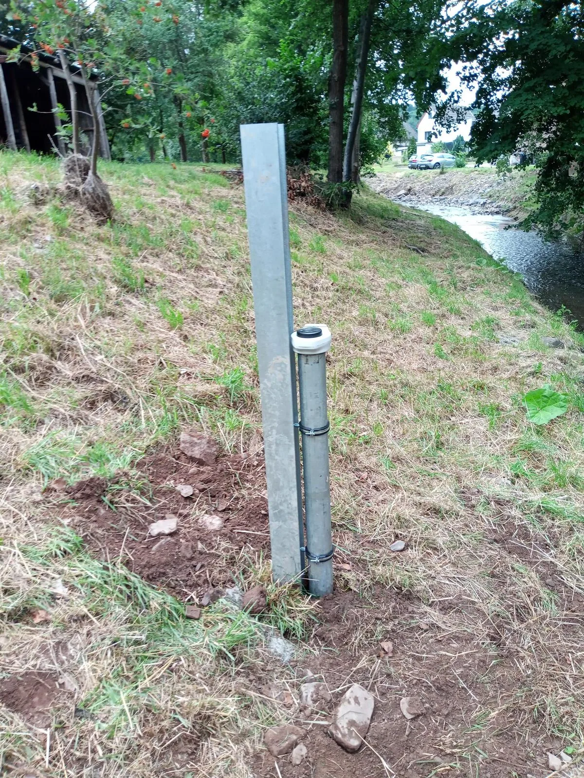 A gauge tube with data logger on the bank, close to the measurement point.