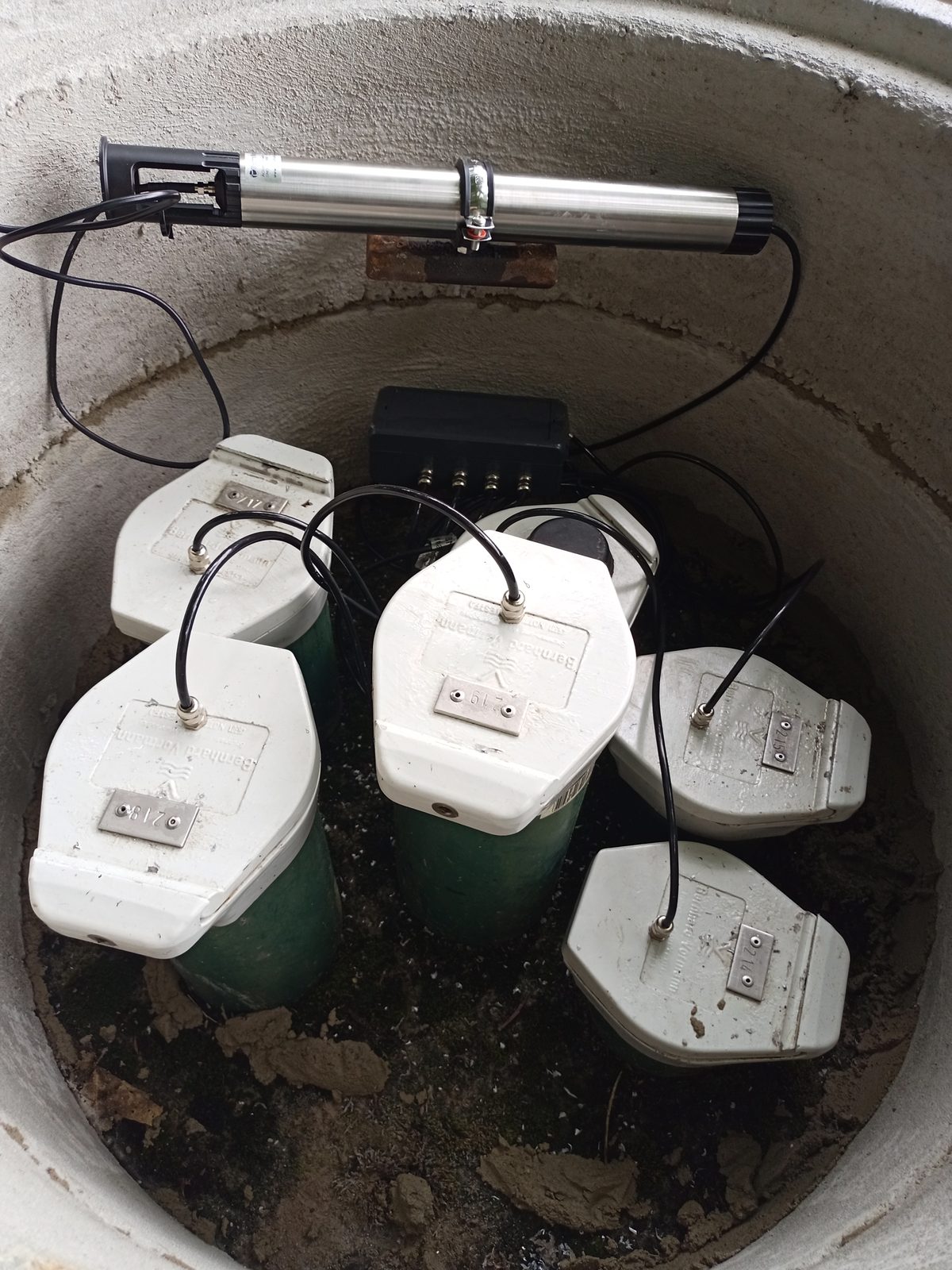 Im Schacht: Sensormanager-Bus mit mehreren Batteriekassetten und angeschlossener Drucksonde
